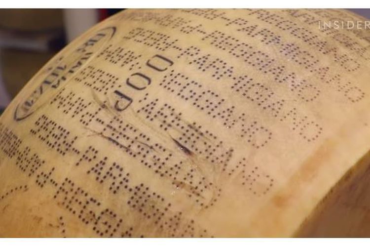 Proses stensil yang dituliskan pada permukaan Keju Parmesan produksi Parmigiano-reggiano.