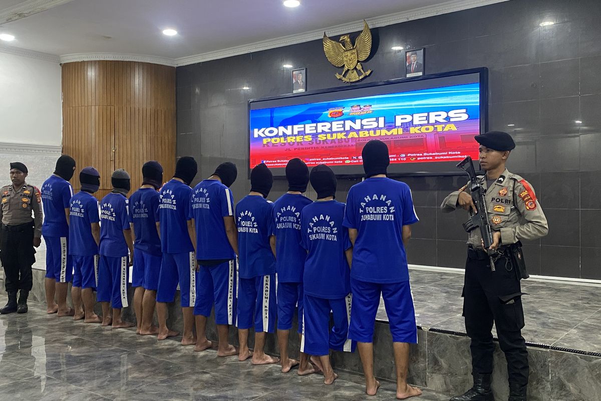 10 orang tersangka dalam kasus peredaran Narkotika dan obat beberbahaya dihadirkan saat Konferensi pers di Mapolresta Sukabumi pada Rabu (26/3/2025). Dengan memakai penutup kepada mereka tertunduk malu.