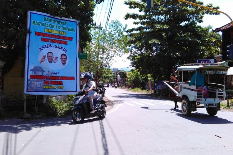 Baliho Anies-Sandi di simpang empat Karang Taliwang, Kota Mataram, NTB.