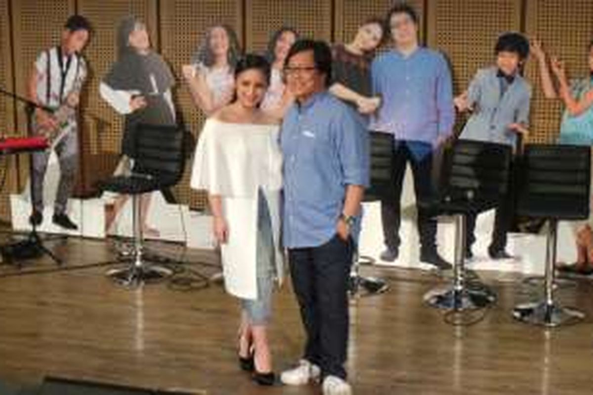 Gita Gutawa (kiri) dan Erwin Gutawa di Galeri Indonedia Kaya, Grand Indonesia, Jakarta Pusat, Selasa (8/3/2016).