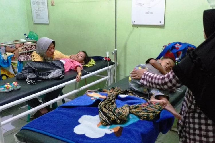 Sejumlah anak korban keracunan kue cubit tengah menjalani perawatan intensif di Puskesmas TDP Ciranjang, Cianjur, Jawa Barat. Sebanyak 19 anak mengalami gejala mual, pusing dan muntah setelah mengonsumsi jajanan tersebut.