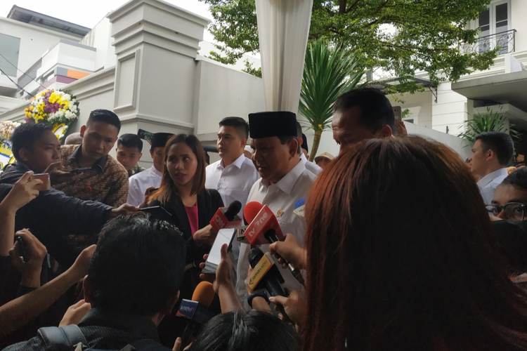 Menteri Pertahanan Prabowo Subianto melayat ke rumah duka Salahuddin Wahid atau Gus Sholah di Jalan Bangka Raya, Tendean, Mela Mampang, Jakarta Selatan, Senin (3/2/2020).