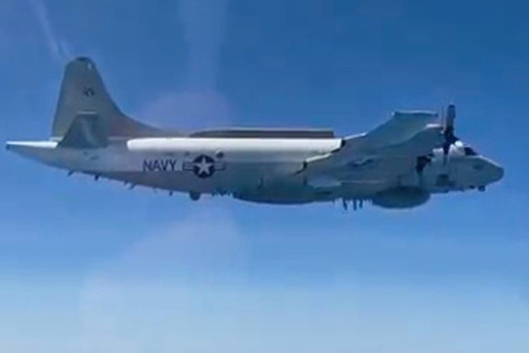 Awak pesawat tempur Rusia mengidentifikasi target udara sebagai pesawat EP-3E Ares dari Angkatan Udara AS dan mengawalnya pergi.