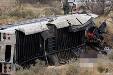Bus Penjara Tergelincir Jatuh dari Jalan Layang dan Menabrak Kereta, 15 Orang Tewas