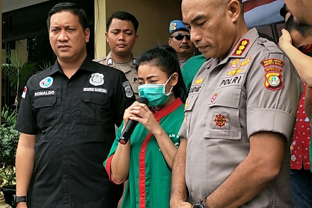 Vitalia Sesha (baju hijau) saat meminta maaf dalam jumpa pers di Polres Jakarta Barat, Jumat (28/2/2020)