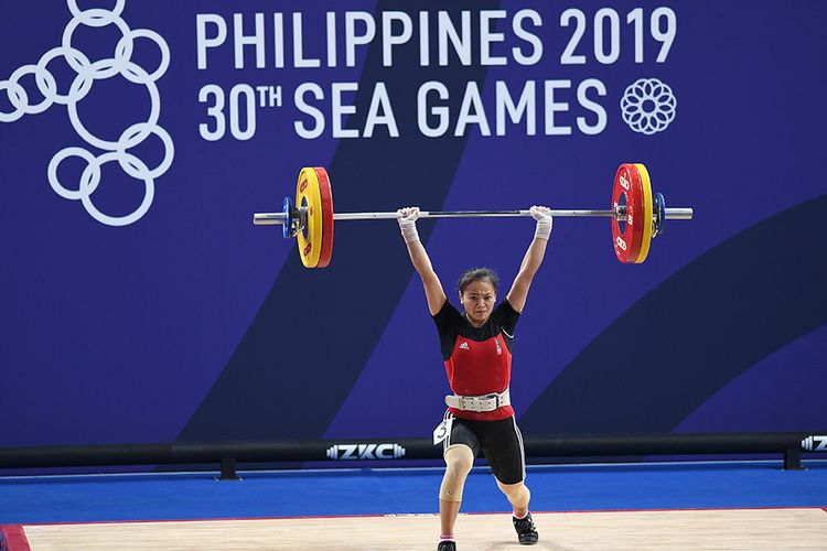 Atlet angkat besi Indonesia Windy Cantika Aisah mengangkat beban dalam pertandingan Angkat Besi 49Kg Wanita kategori Clean And Jerk SEA Games ke-30 di Stadion RSMC Nino Aquino, Manila, Filipina, Senin (2/12/19). Windy Cantika Aisah berhasil mengangkat total beban tertinggi 190Kg sehingga meraih medali emas.