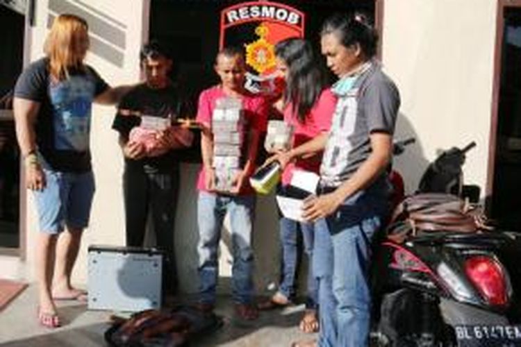 Dua tersangka pelaku perampokan Bank Danamon cabang Meulaboh, Aceh Barat ditangkap personel Satuan Reskrim dan Resmob,  Polres Aceh Barat, Sabtu (2/5/2015) dini hari, dalam pelarian mereka menuju Medan, Sumatera Utara.