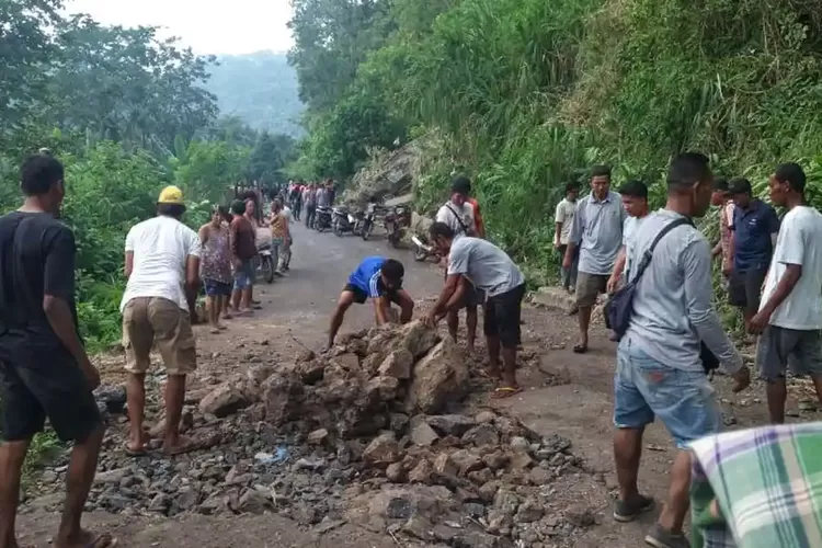 Gempa NTT: Infrastruktur Rusak, Bantuan Terus Disalurkan