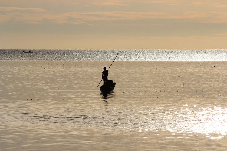 Seorang nelaya Suku Bajau tengah mencari ikan di tepi desa. Mereka adalah nelayan tangguh yang biasa hidup di tengah laut.
