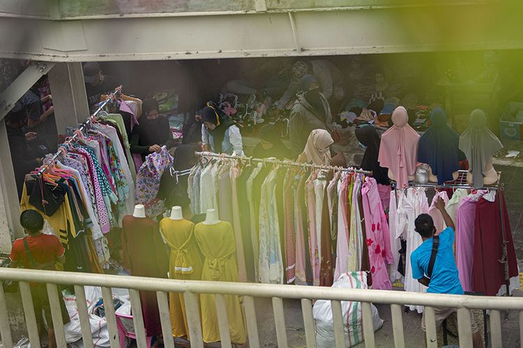 Warga berbelanja pakaian yang dijual pedagang kaki lima di atas trotoar Jalan Jati Baru Raya, Tanah Abang, Jakarta, Senin (18/5/2020). Meski kawasan niaga Pasar Tanah Abang telah tutup selama masa Pembatasan Sosial Berskala Besar (PSBB), namun sebagian oknum pedagang tetap menggelar lapaknya di sejumlah titik seperti di atas trotoar dan di gang perkampungan setempat.