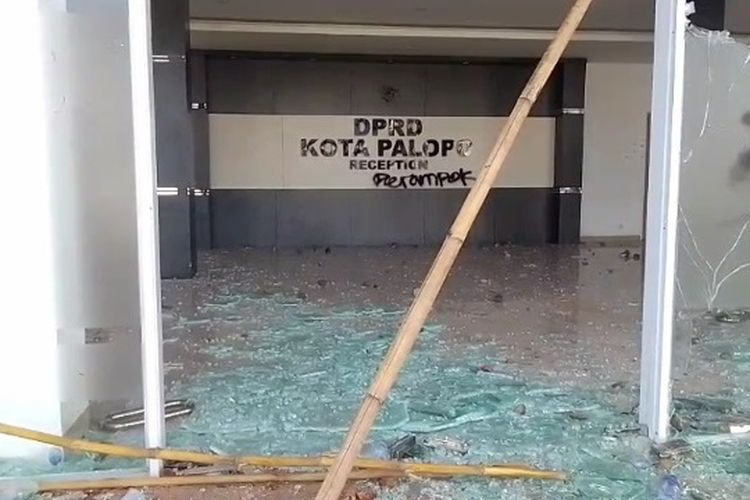 Aksi unjuk rasa mahasiswa di Kota Palopo, Sulawesi Selatan, berujung ricuh pada Senin (1/9/2025) sore. Bentrokan terjadi antara massa demonstran dengan aparat kepolisian dari Polres Palopo dan personel Satpol PP di halaman Gedung DPRD Kota Palopo, akibatnya sejumlah kaca jendela pecah, Senin (01/9/2025)