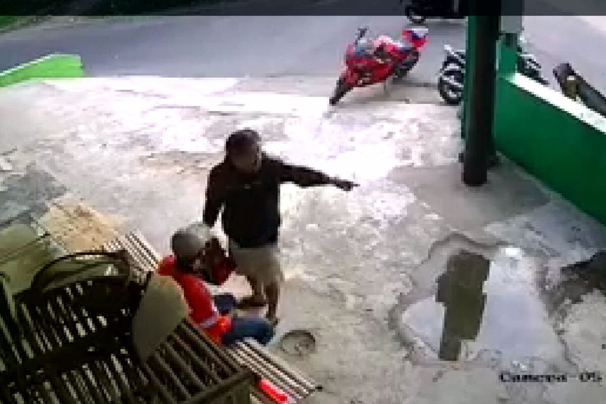 Tangkapan layar video menunjukkan seorang sukarelawan pengatur lalu lintas di simpang tiga Plosoarang, Kecamatan Sanankulon, Kabupaten Blitar bersitegang. Peristiwa yang berujung pada aksi pemukulan terhadap sang supeltas itu terjadi pada Selasa (11/4/2023) sore.