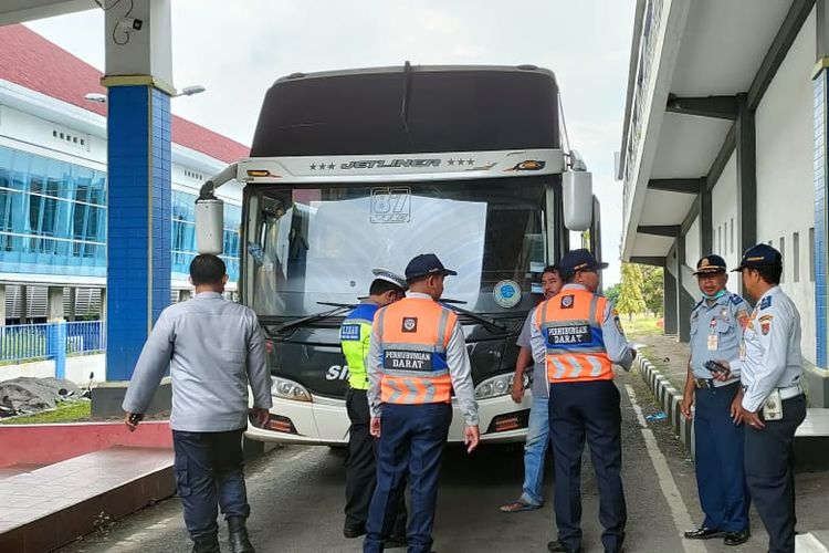 Ramp check bus angkutan mudik lebaran 2023 di terminal Mangkang. Simak daftar PO bus yang melayani trayek Semarang-Denpasar lengkap dengan lokasi keberangkatan dan harga tiketnya.
