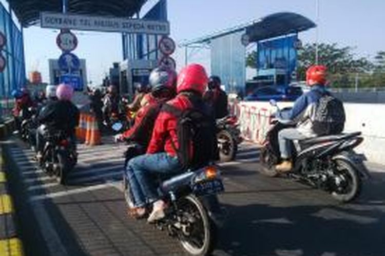 Arus mudik di jembatan tol Surabaya-Madura, Kamis (16/7/2015) sore, terlihat lancar. Pengendara sepeda motor tak lagi berhenti di gerbang tol karena tidak dipungut biaya.