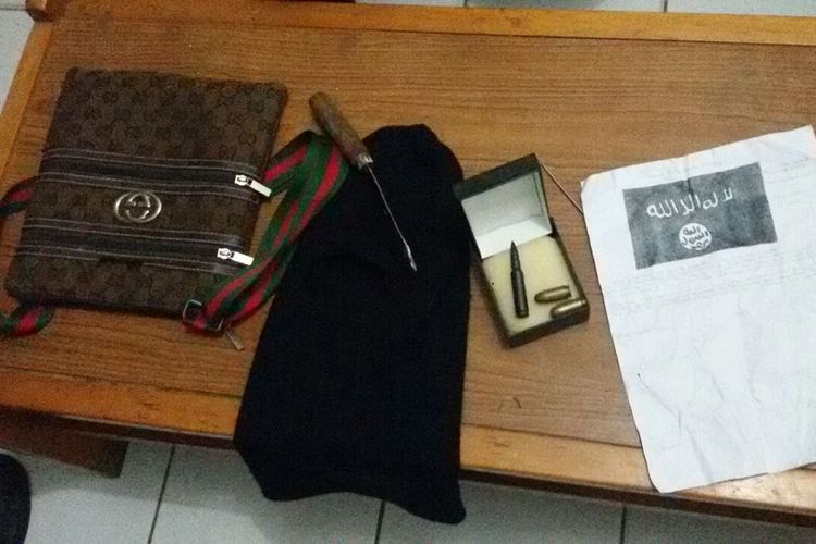 Polisi mengamankan sebuah tas yang ditemukan warga di Beureunun,  Kabupaten PIdie, Selasa tengah Malam. Dalam tas tersebut ditemukan beberapa peluru dan selembar surat bertuliskan dari ISIS.