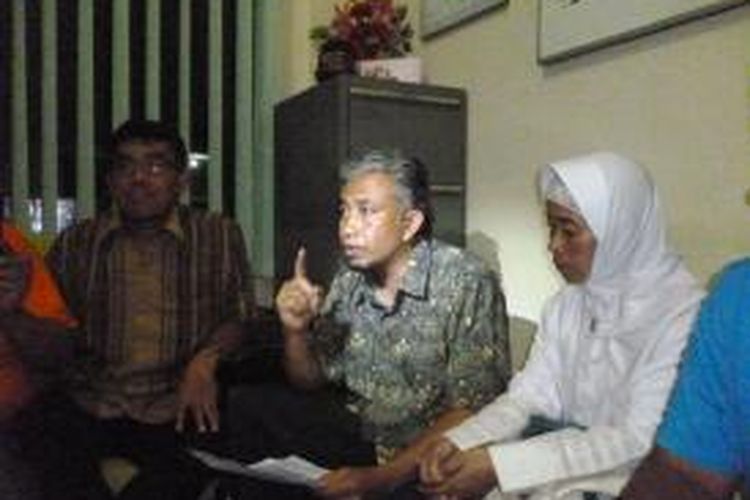 Anggota DPRD Kabupaten Semarang dari fraksi PKS, Agus Warsito (tengah) didampingi istrinya dalam jumpa pers di Kejari Ambarawa, Sabtu (5/4/2014) malam setelah dieksekusi untuk menjalani hukuman kurungan selama enam bulan.
