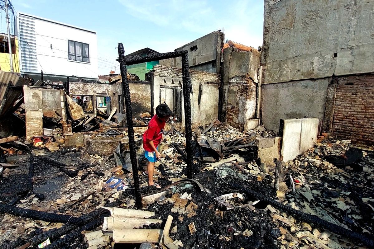 Kebakaran melanda sejumlah bangunan di permukiman padat, Jalan Mangga Besar XI, 010/006, Kelurahan Tangki, Kecamatan Taman Sari, Jakarta Barat, pada Selasa (13/9/2022) siang.