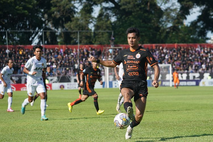 Aji Kusuma saat beraksi dalam pertandingan Persik Kediri vs Persija Jakarta pada pekan ke-30 Liga 1 2022-2023. Duel Persik vs Persija di Stadion Brawijaya, Minggu (12/3/2023), berakhir dengan skor 2-0 untuk kemenangan tim tuan rumah. 