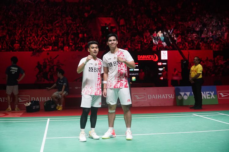 Ganda putra Indonesia, Leo Rolly Carnando/Daniel Marthin berhasil mengalahkan ganda putra Jepang, Takuro Hoki/Yugo Kobayashi melalui pertarungan tiga gim, 18-21, 21-17 dan 21-3 pada babak semifinal gelaran Daihatsu Indonesia Masters 2023, Sabtu (28/1), di Istora Senayan Jakarta. (Foto :  Humas PP PBSI)