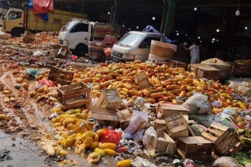 Selain Sepi Pembeli, Alasan Pedagang di Pasar Induk Kramatjati Buang Pepaya karena Pasokan Berlimpah