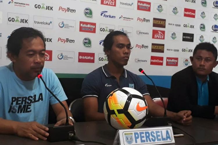 Pelatih Persela Lamongan, Aji Santoso (kiri), dan Samsul Arifin (tengah), sebelum laga kontra Arema FC.