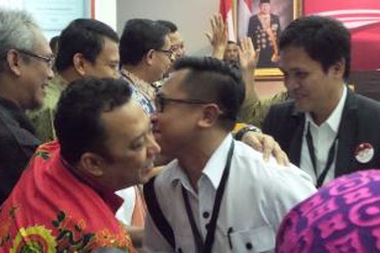 Tim saksi Prabowo-Hatta walkout dari ruang rapat pleno rekapitulasi Pilpres 2014, di Gedung KPU, Jakarta, Selasa (22/7/2014).