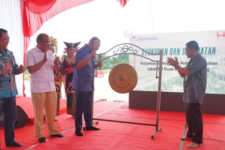 Anggota DPR RI Andre Rosiade didampingi Direktur Operasi III Hutama Karya memukul gong pertanda dimulainya pembangunan jalan tol Padang-Sicincin, Sabtu (27/8/2022)