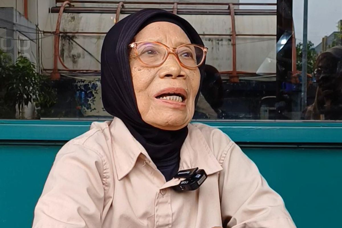 Pegawai Uma Oma Cafe, Rustina (81) saat diwawancarai, Rabu (3/1/2024). 