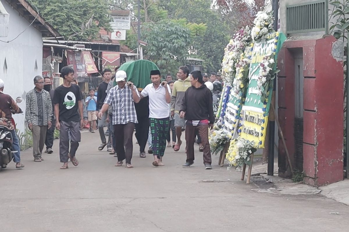 Proses pemakaman Ardiansyah seorang Pramugara KA Turangga yang menjadi korban meninggal dunia akibat insiden kecelakaan Kereta Api di Cicalengka, Kabupaten Bandung, Jawa Barat kemarin