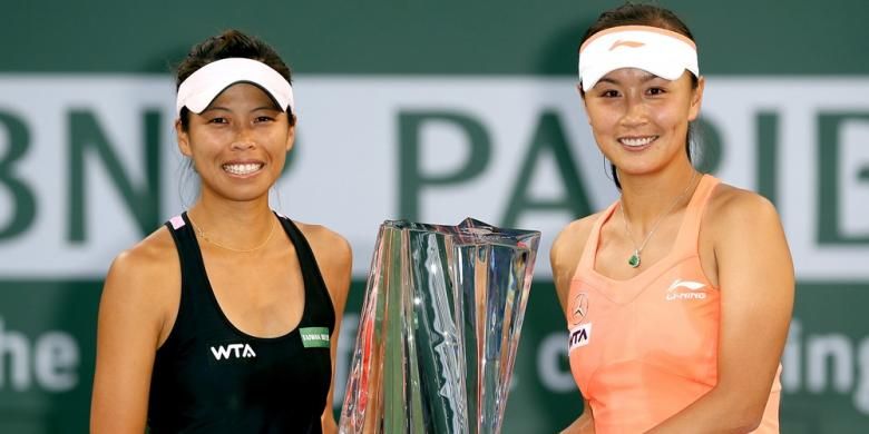 Ganda putri Hsieh Su-wei (Taiwan) (kiri)/Peng Shuai (China) berpose bersama trofi juara setelah memenangi laga final BNP Paribas Open melawan Cara Black (Zimbabwe)/Sania Mirza (India) di Indian Wells, Sabtu (15/3/2014). Hsieh/Peng menang 7-6(5), 6-2.