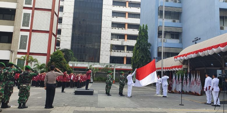 Untar TNI dan Polri mengadakan upacara peringatan HUT RI ke-74 diikuti jajaran pimpinan Untar, dosen, mahasiswa dan karyawan serta personil TNI dan Polri, Sabtu (17/8) di halaman kampus I Untar.