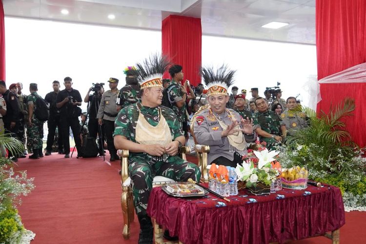 Panglima TNI Laksamana Yudo Margono bersama Kapolri Jenderal Listyo Sigit di Papua. Keduanya meresmikan Markas Kepolisian Daerah (Mapolda) Papua yang baru di Koya Tengah, Jayapura, Papua, Minggu (8/1/2023). 