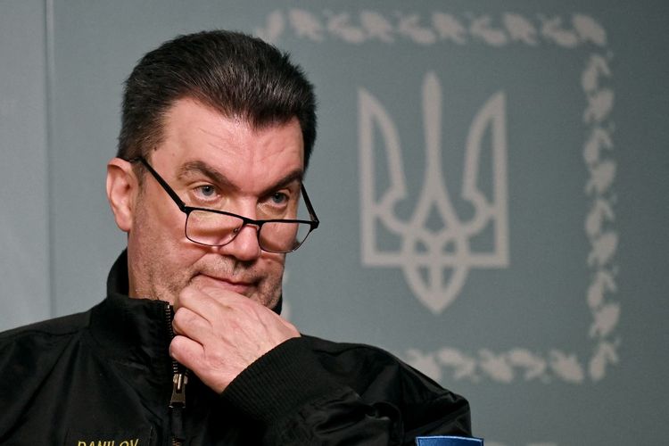 Sekretaris Dewan Keamanan dan Pertahanan Nasional Ukraina Oleksiy Danilov menghadiri konferensi pers di Kyiv pada 7 November 2022. Dia mengatakan pada Jumat (14/3/2023), Ukraina akan menguji dan menggunakan senjata apa pun yang tidak dilarang untuk membebaskan wilayahnya, termasuk Crimea yang diduduki Rusia.