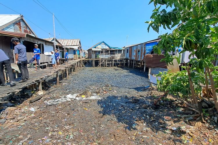 Penampakan Kampung Nelayan di Makasaar yang dibersihkan oleh Pandawara Group, Minggu (22/10/2023)