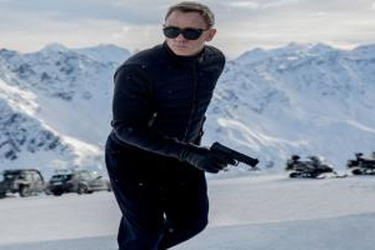 Daniel Craig beraksi sebagai James Bond dalam film Spectre