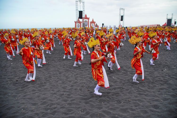 Festival segoro topeng kaliwungu di Pantai Watu Pecak Lumajang, Minggu (29/6/2025)