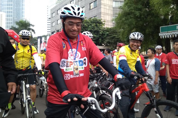 Menteri Perhubungan Budi Karya Sumadi bersepeda dan melakukan pelepasan peserta Touring Sepeda Mudik 2018 di kawasan Bundaran HI, Minggu (29/4/2018).