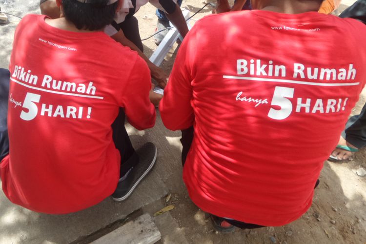 Petugas PPSU dan Pasukan Merah sedang mengerjakan rangka bangunan rumah dari baja ringan. Pasukan merah merupakan petugas yang didatangkan oleh PT Tatalogam selaku pemberi CSR pembangunan bedah rumah yang dicanangkan Pemprov DKI di Cilincing, Jakarta Utara, Jumat (28/4/2017)