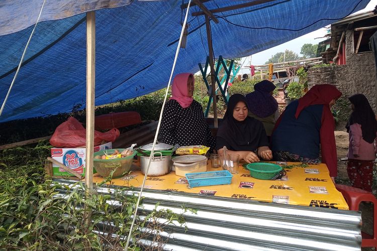 Sejumlah warga menyumbang tenaga untuk memasak jamuan makan (rewang) bagi para tamu undangan pernikahan besok, di lokasi pembongkaran, Kampung Naringgul, Desa Tugu Utara, Bogor, Jawa Barat, Rabu (4/9/2019).