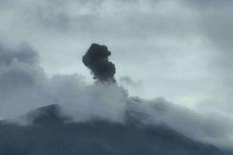 Visual Gunung Ile Lewotolok pada Senin (15/4/2024) pagi