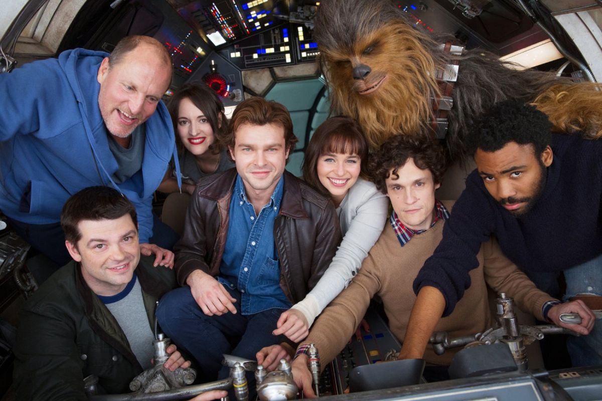 Woody Harrelson, Phil Lord, Christopher Miller, Donald Glover, Alden Ehrenreich, Phoebe Waller-Bridge, Emilia Clarke, dan Joonas Suotamo berpose di lokasi shooting film Han Solo Star Wars Anthology.