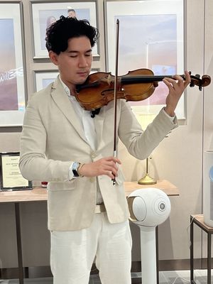 Violist Iskandar Widjaja.