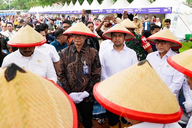 Direktur Jaringan dan Retail Banking Bank Mandiri Aquarius Rudianto di sela kegiatan panen raya bersama Menteri Koordinator Pangan Zulkifli Hasan dan sejumlah menteri Kabinet Merah Putih di Ngawi, Jawa Timur, Senin (3/3/2035).