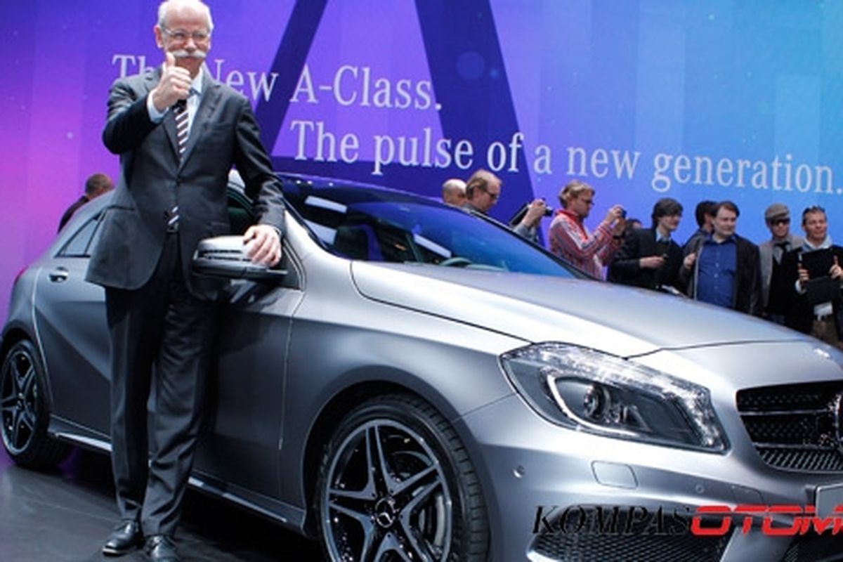 Prof. Dieter Zetchse, CEO Mercedes-Benz memperkenal A-Class tahun lalu di Jenewa
