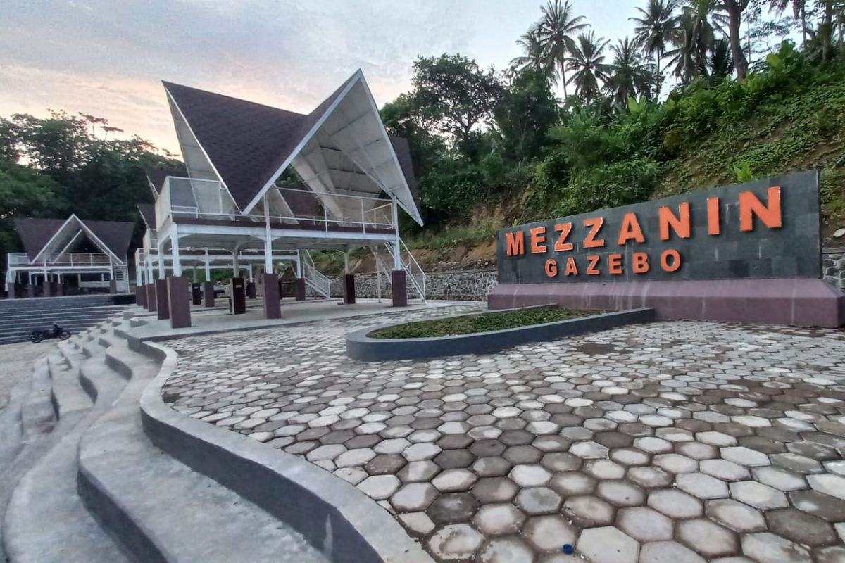 Mezzanin Gazebo di kawasan Pantai Karang Hawu, Kabupaten Sukabumi.