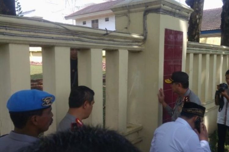 Kapolda Sumut Irjen Pol Rycko Amelza Daniel memeriksa kondisi pos penjagaan pasca-penyerangan yang dilakukan dua terduga teroris, Minggu (25/6/2017). 
