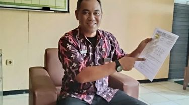 Tempuh Jarak 37 Km, Kepala Disperinaker Bangkalan Pilih Naik Trans Jatim demi Hemat BBM