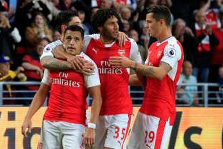 Para pemain Arsenal merayakan gol Alexis Sanchez ke gawang Hull City pada lanjutan Premier League di Stadion Kingston Communications, Sabtu (17/9/2016).