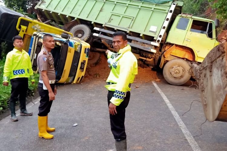 Tiga mobil terguling akibat ditimpa material longsor di Limapuluh Kota. Akibatnya akses jalan Sumbar-Riau lumpuh, Selasa (10/12/2019)