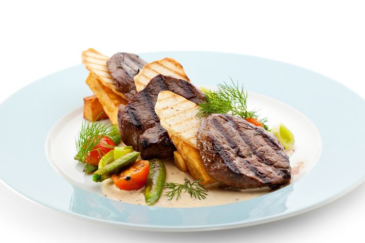 Ilustrasi penyajian steak daging sapi dengan sayuran.